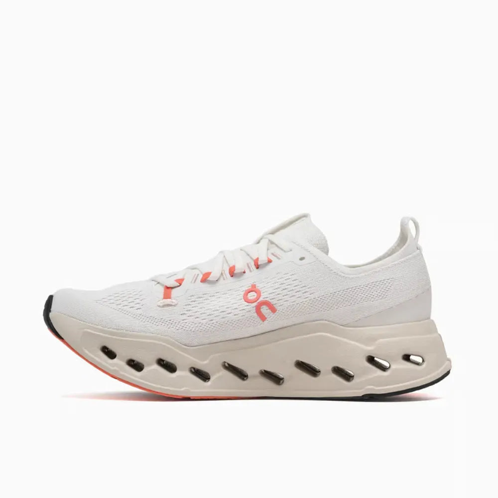 Tênis On Running Cloudsurfer Max 1 Ivory Salmon detalhe lateral