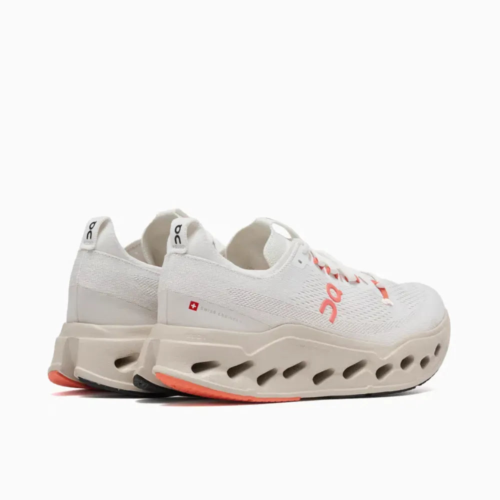 Tênis On Running Cloudsurfer Max 1 Ivory Salmon detalhe do solado