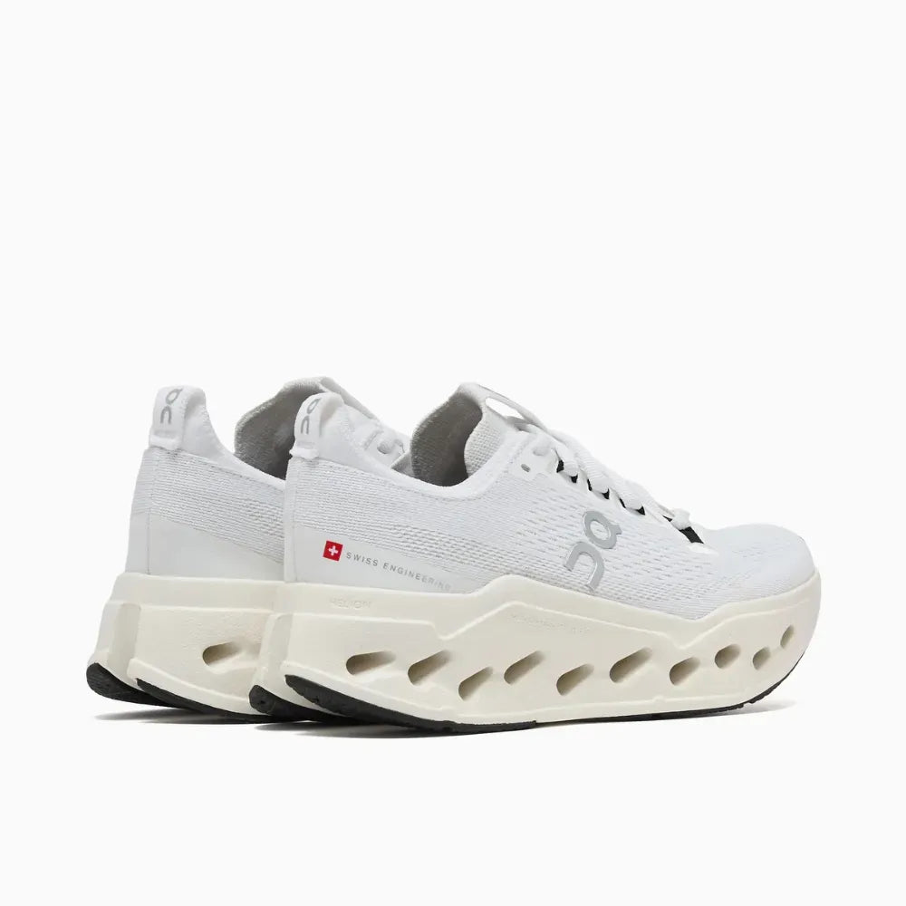 Tênis On Running Cloudsurfer Max Triple White vista superior