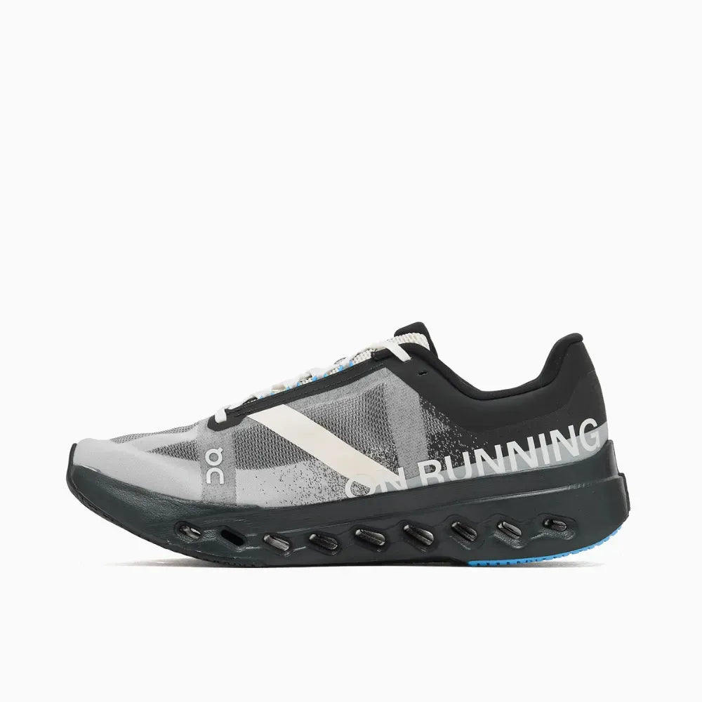 Tênis On Running Cloudsurfer Next Lumos Black Beige detalhe lateral