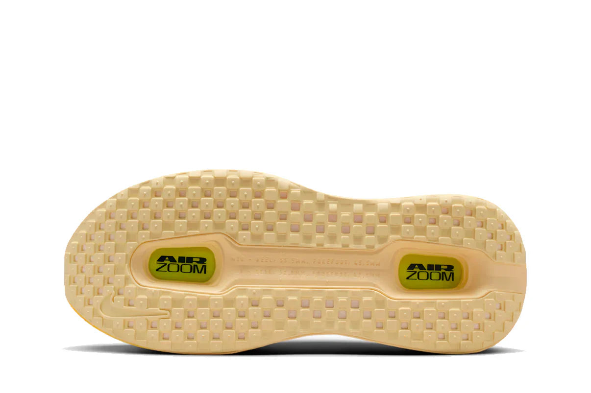 Tênis Nike Vomero Premium Alabaster Amarelo detalhe do material