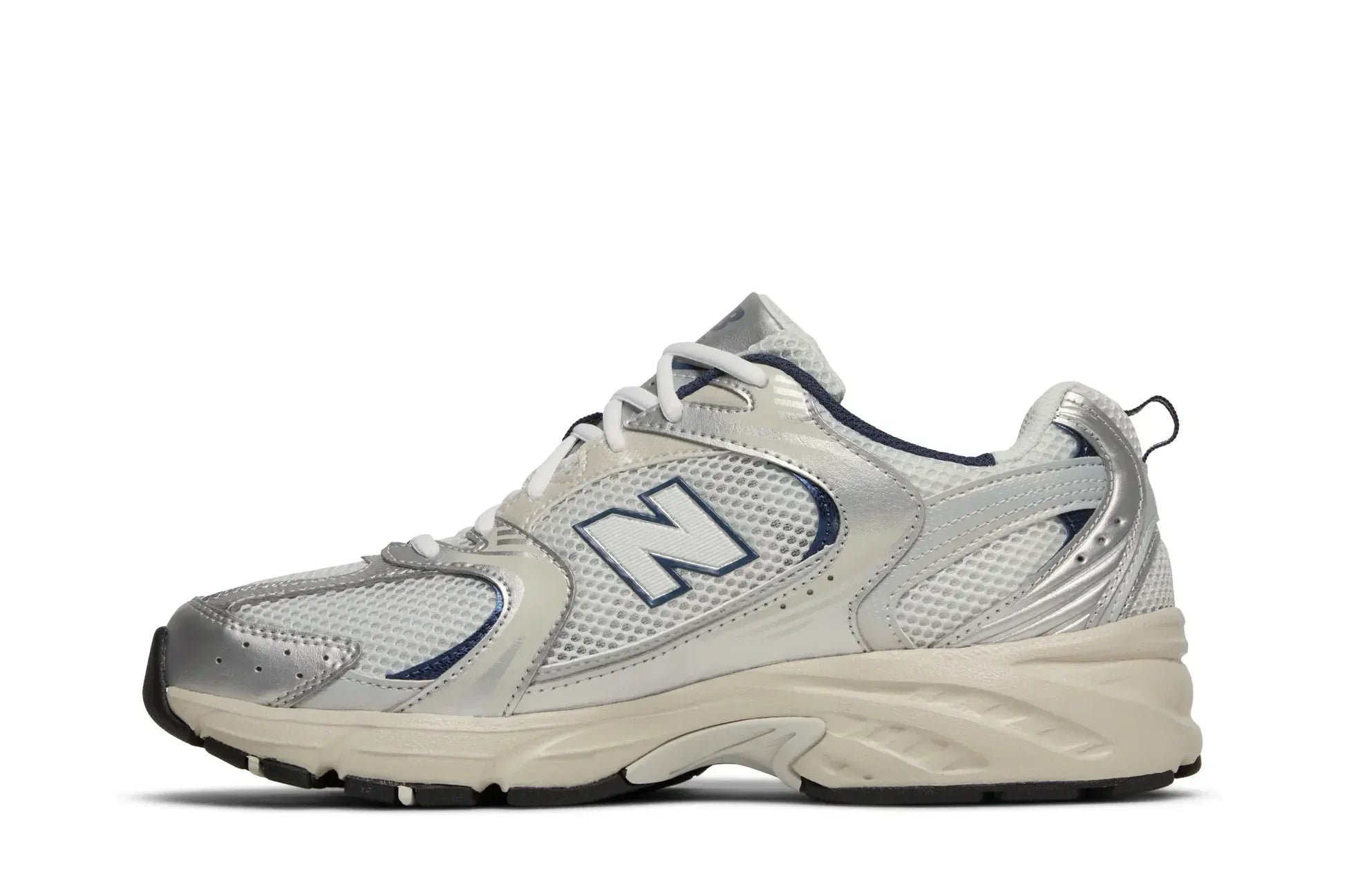 Tênis New Balance 530 Steel Grey Cinza detalhe frontal