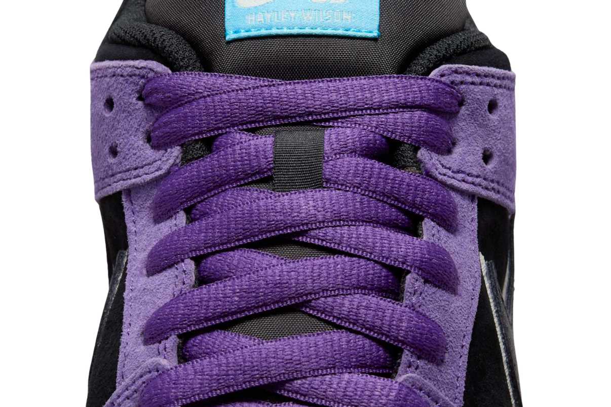 Tênis Nike SB Dunk Low Pro x Hayley Wilson Black and Court Purple Roxo detalhe lateral