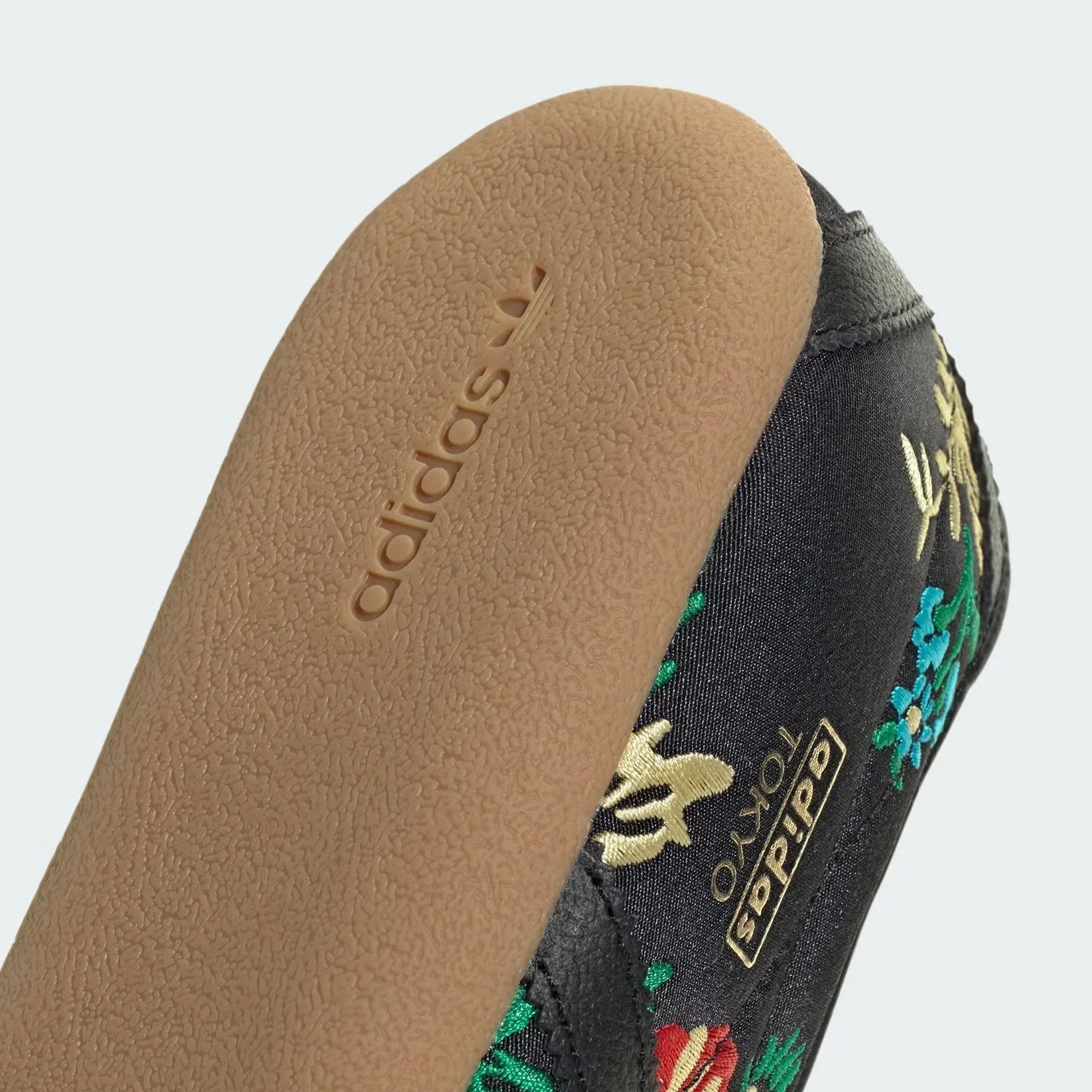 Tênis Adidas Tokyo Black Floral Embroidery Preto detalhe do material