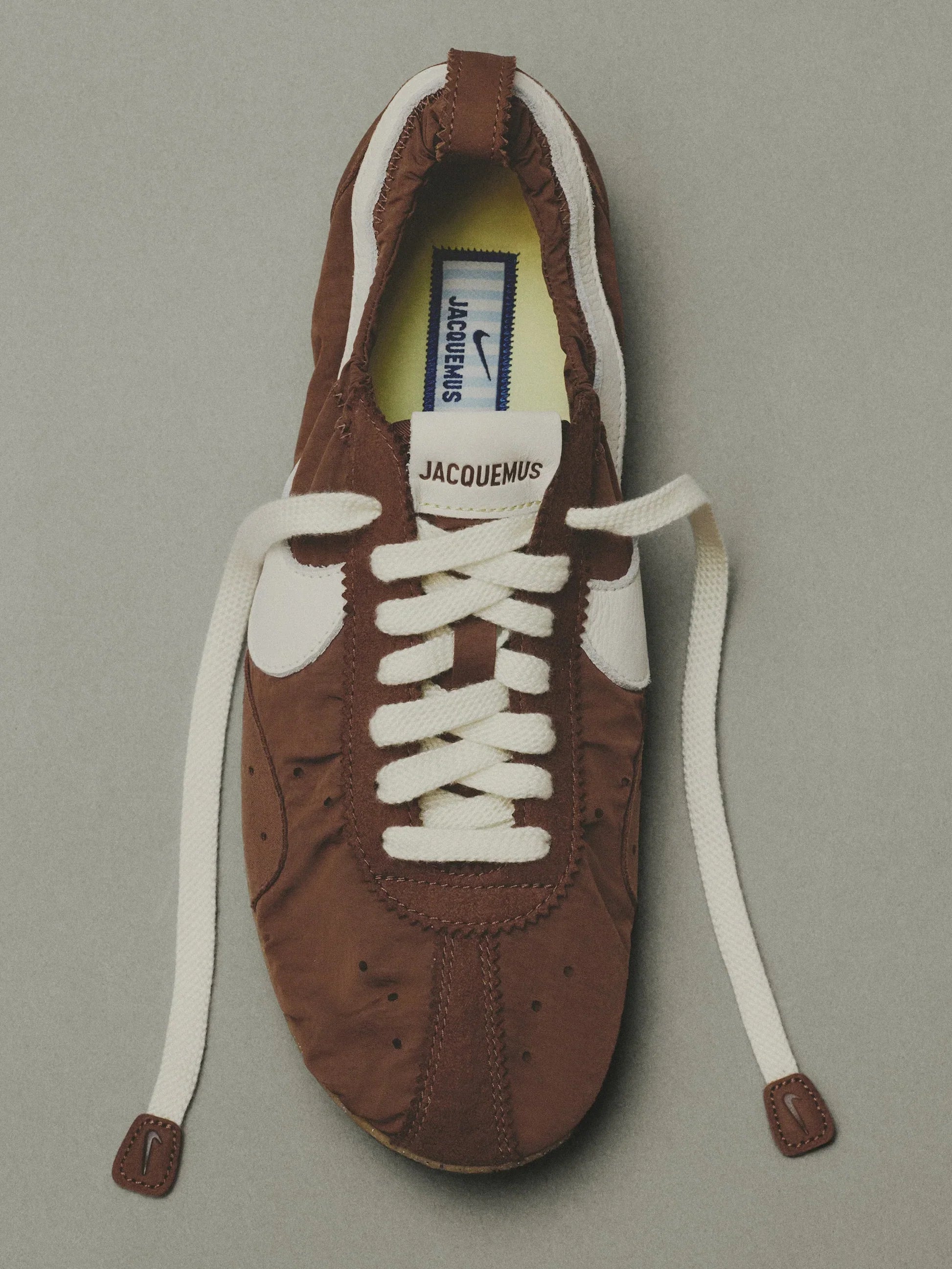 Tênis Nike Moon Shoe SP Jacquemus Medium Brown detalhe do material