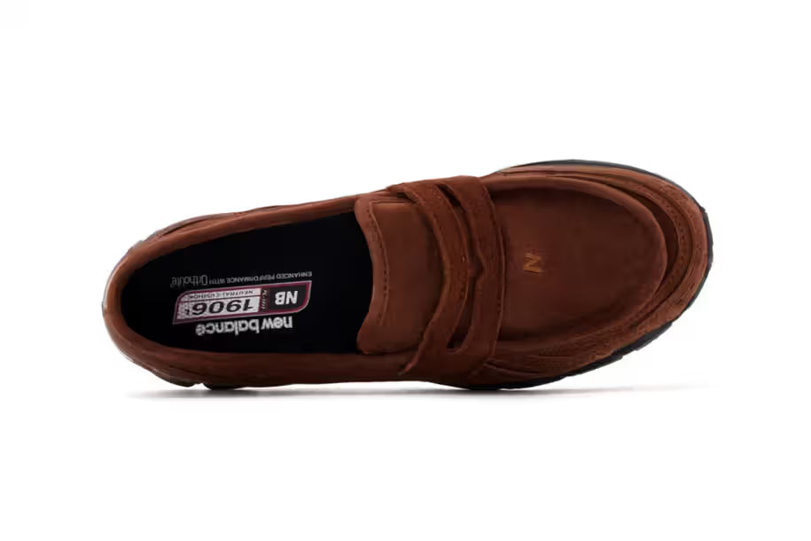 Tênis New Balance 1906L Rich Oak Suede Camurça Slip-on Marrom detalhe do material