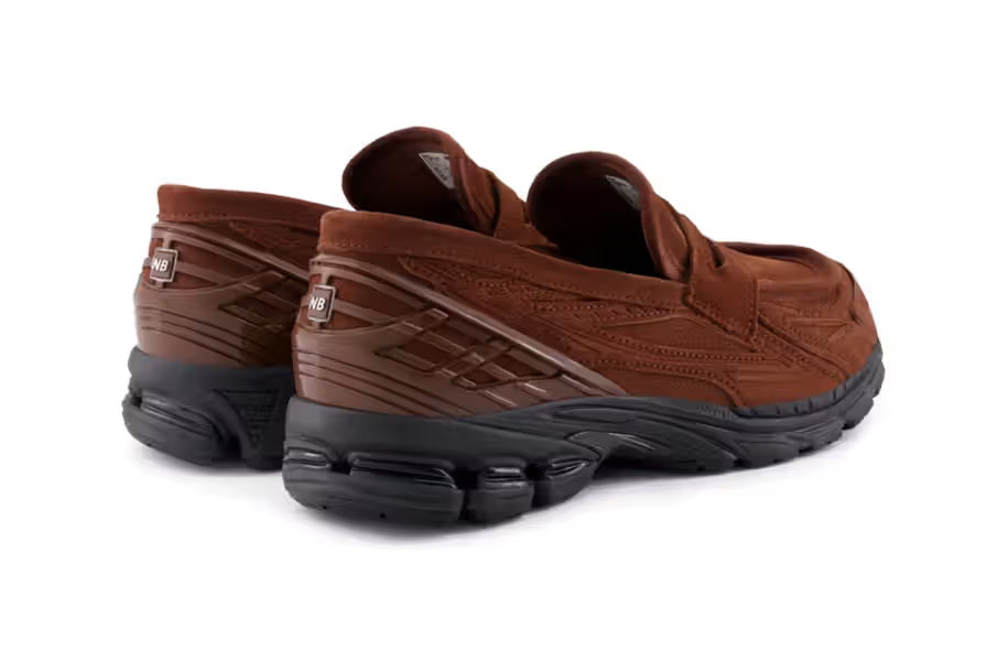 Tênis New Balance 1906L Rich Oak Suede Camurça Slip-on Marrom detalhe do solado