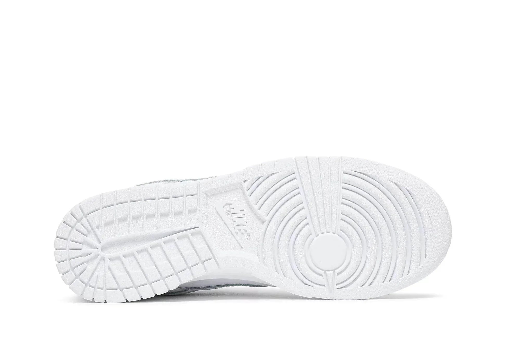 Tênis Nike Dunk Low Triple White detalhe do material