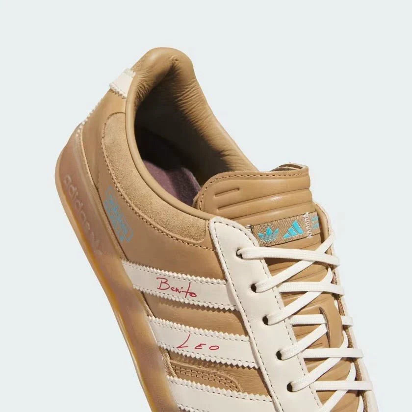 Tênis Adidas Bad Bunny Gazelle Indoor x Messi Cardboard Marrom vista traseira