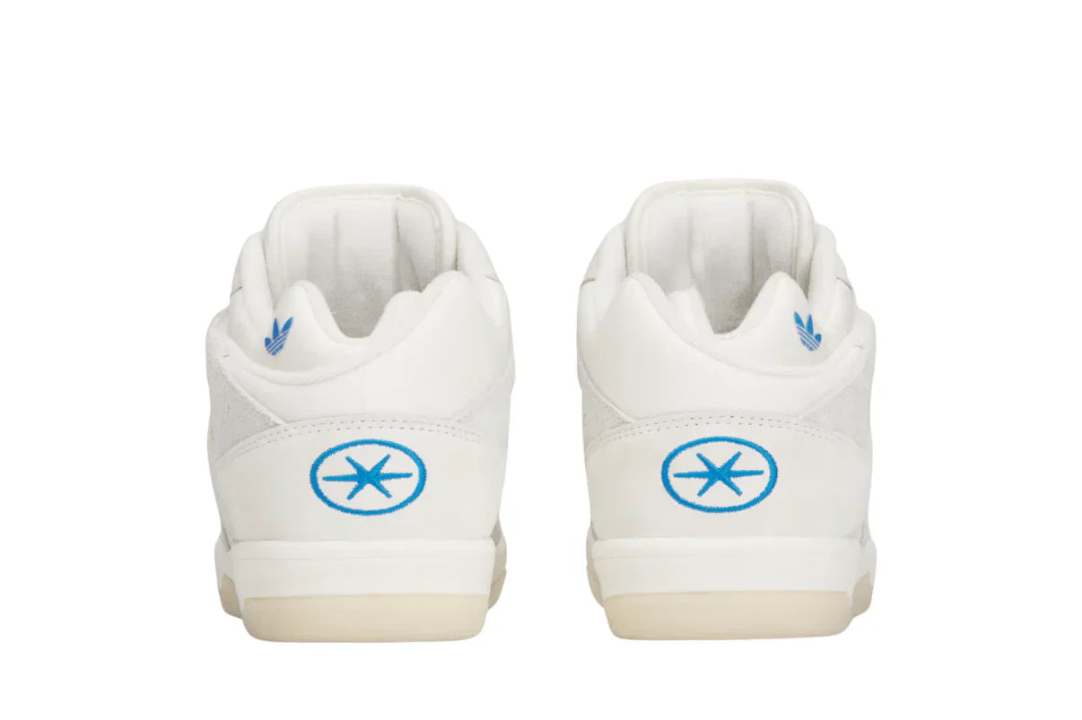 Tênis Adidas Badbo 1.0 X Bad Bunny "Chalk White" Branco detalhe do material