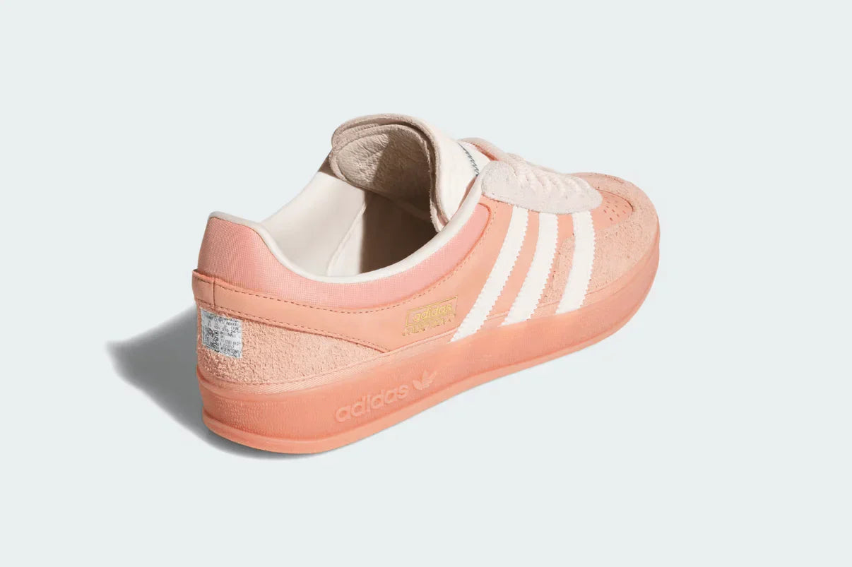 Tênis Adidas Gazelle Indoor Bad Bunny Cabo Rojo Rosa detalhe frontal