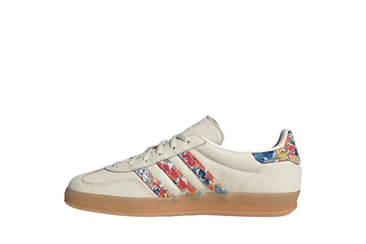 Tênis Adidas Gazelle Indoor Liberty London Floral Embroidery Stripes Multi-Color detalhe lateral