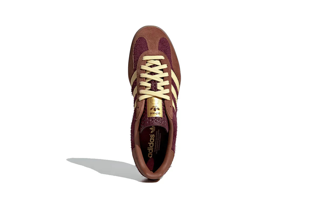 Tênis Adidas Gazelle Indoor Maroon Almost Yellow Marrom detalhe do acabamento