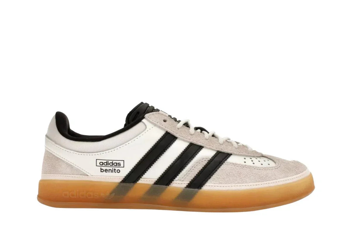 Tênis Adidas Gazelle x Bad Bunny Core White Bege vista lateral