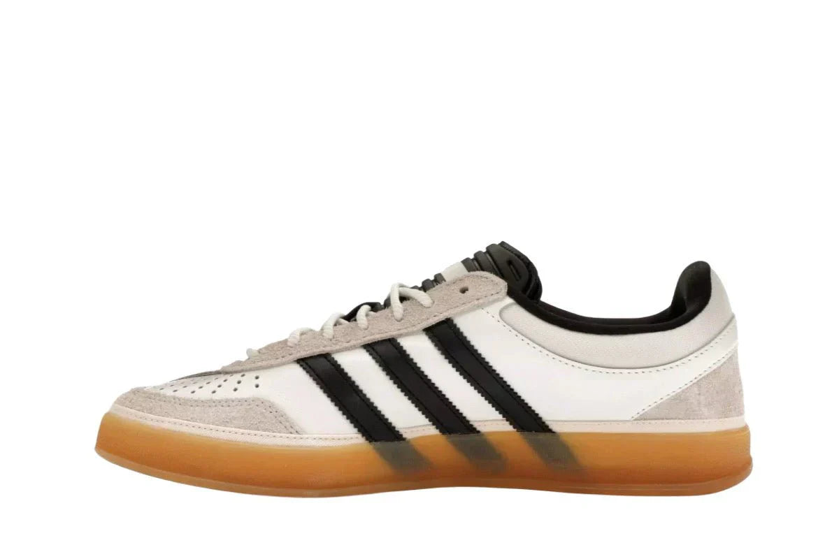 Tênis Adidas Gazelle x Bad Bunny Core White Bege detalhe lateral