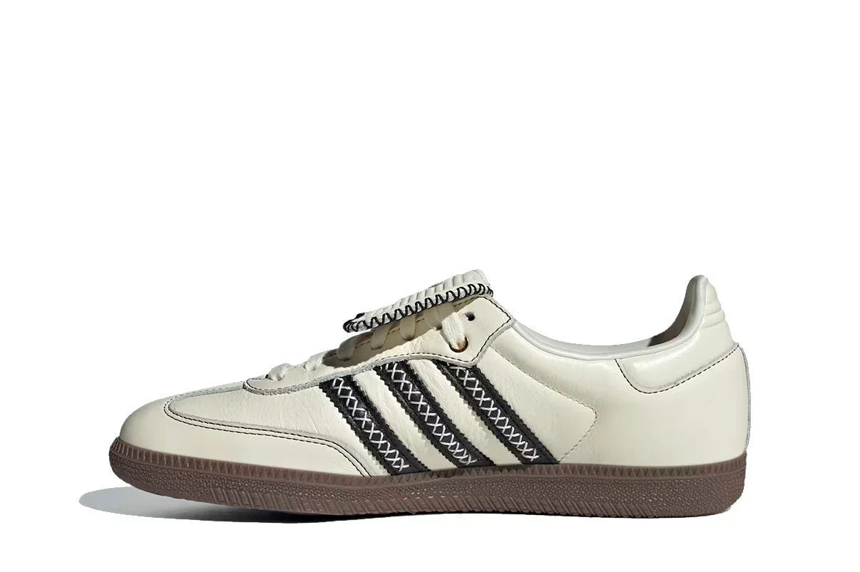 Tênis Adidas Samba LT Off White/Core Black/Gum Bege detalhe do acabamento