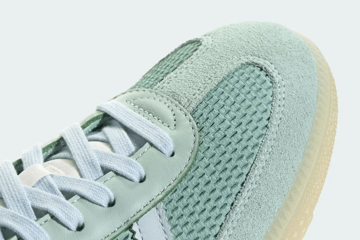 Tênis Adidas Samba OG Hazy Green Sky Tint Verde detalhe do acabamento
