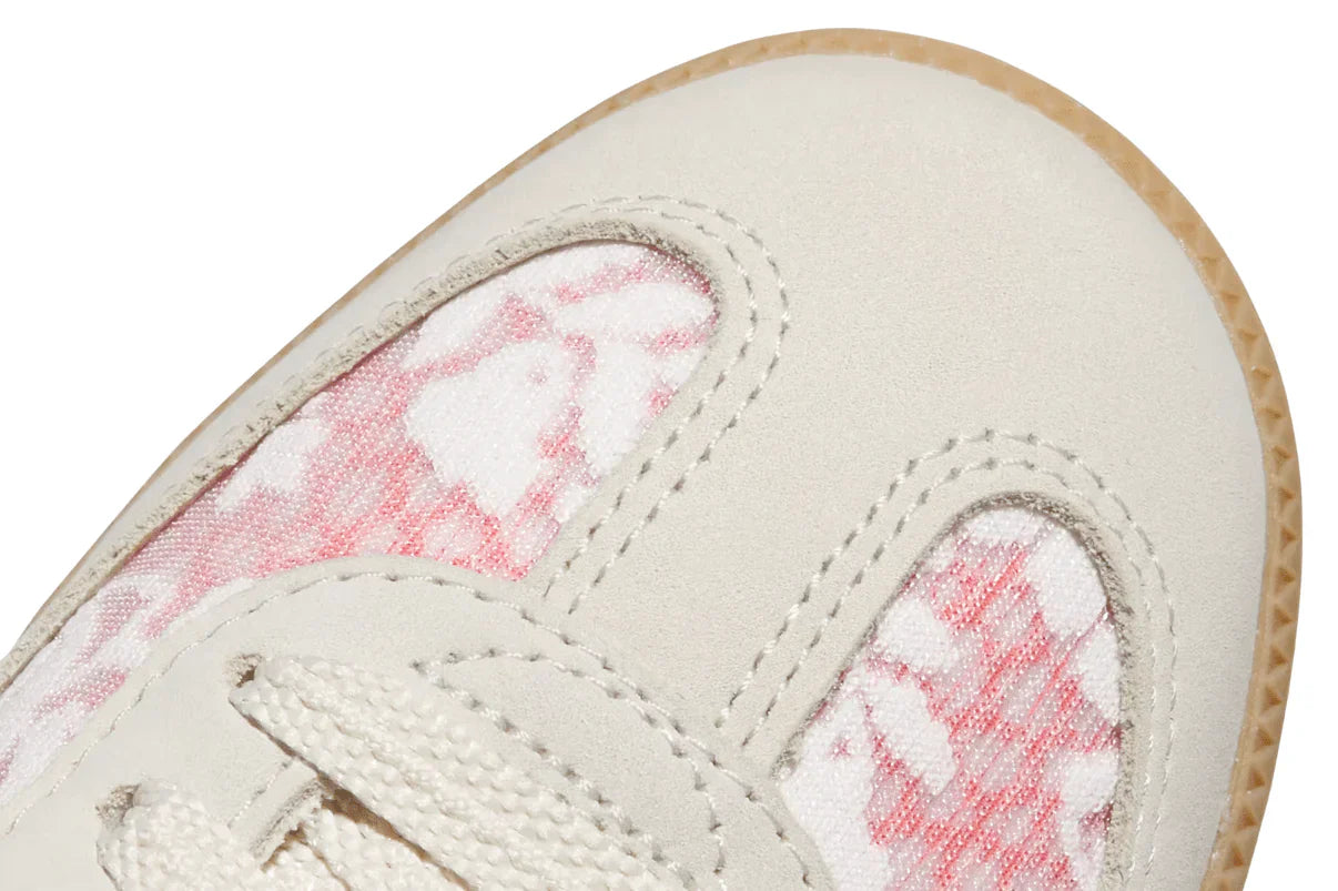 Tênis Adidas Samba OG Liberty London Better Scarlet Branco detalhe do acabamento