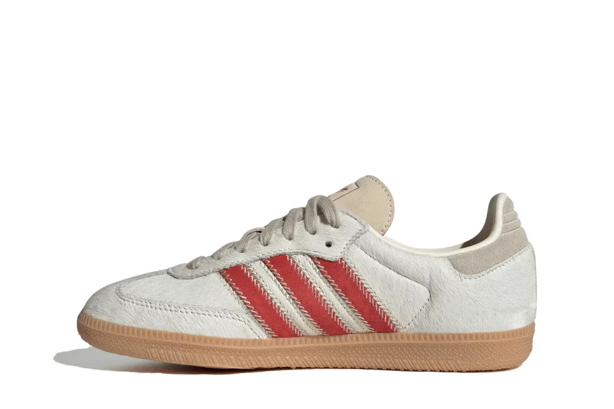 Tênis Adidas Samba OG Pony Hair Wonder Beige Better Scarlet detalhe do acabamento