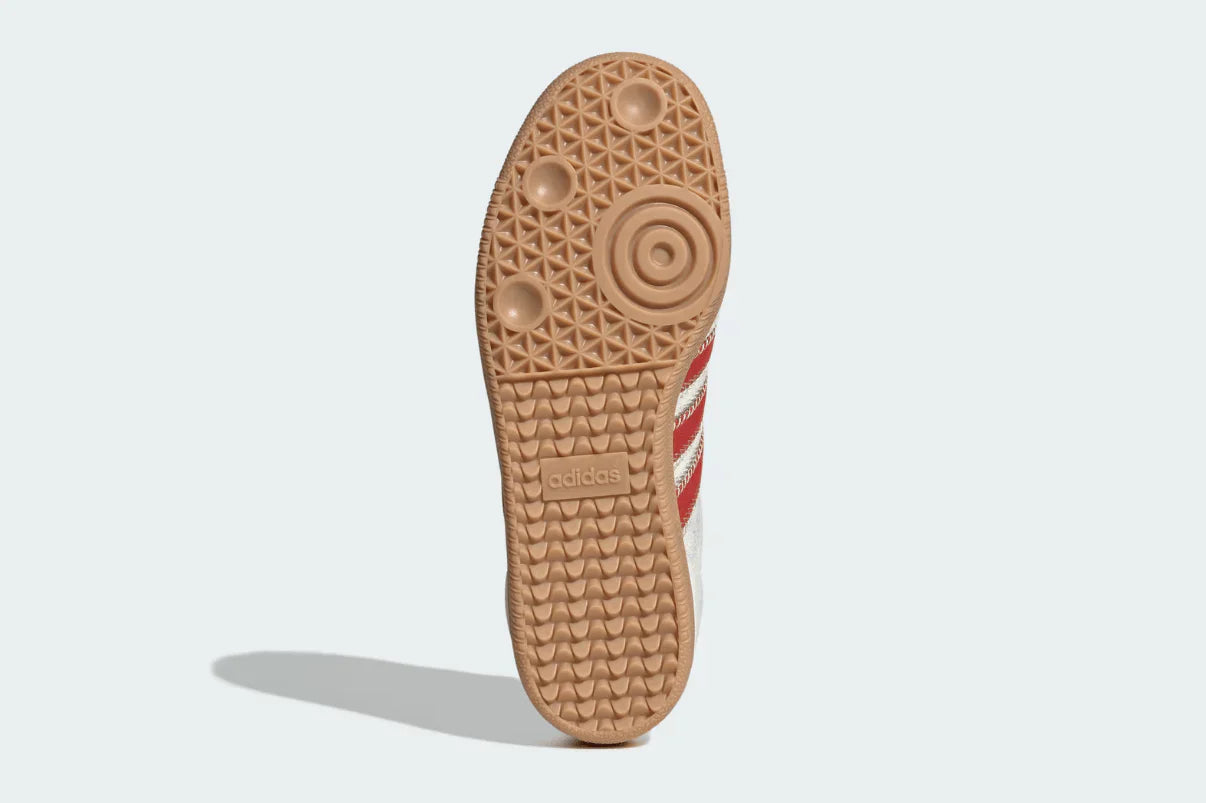 Tênis Adidas Samba OG Pony Hair Wonder Beige Better Scarlet detalhe lateral