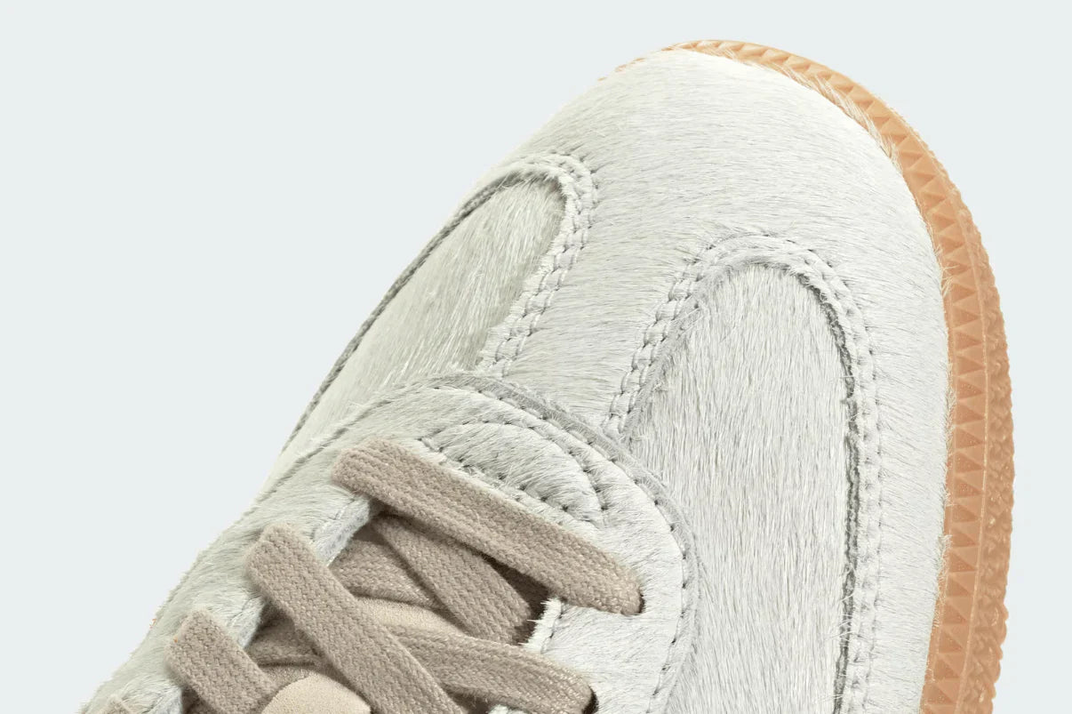 Tênis Adidas Samba OG Pony Hair Wonder Beige Better Scarlet detalhe frontal