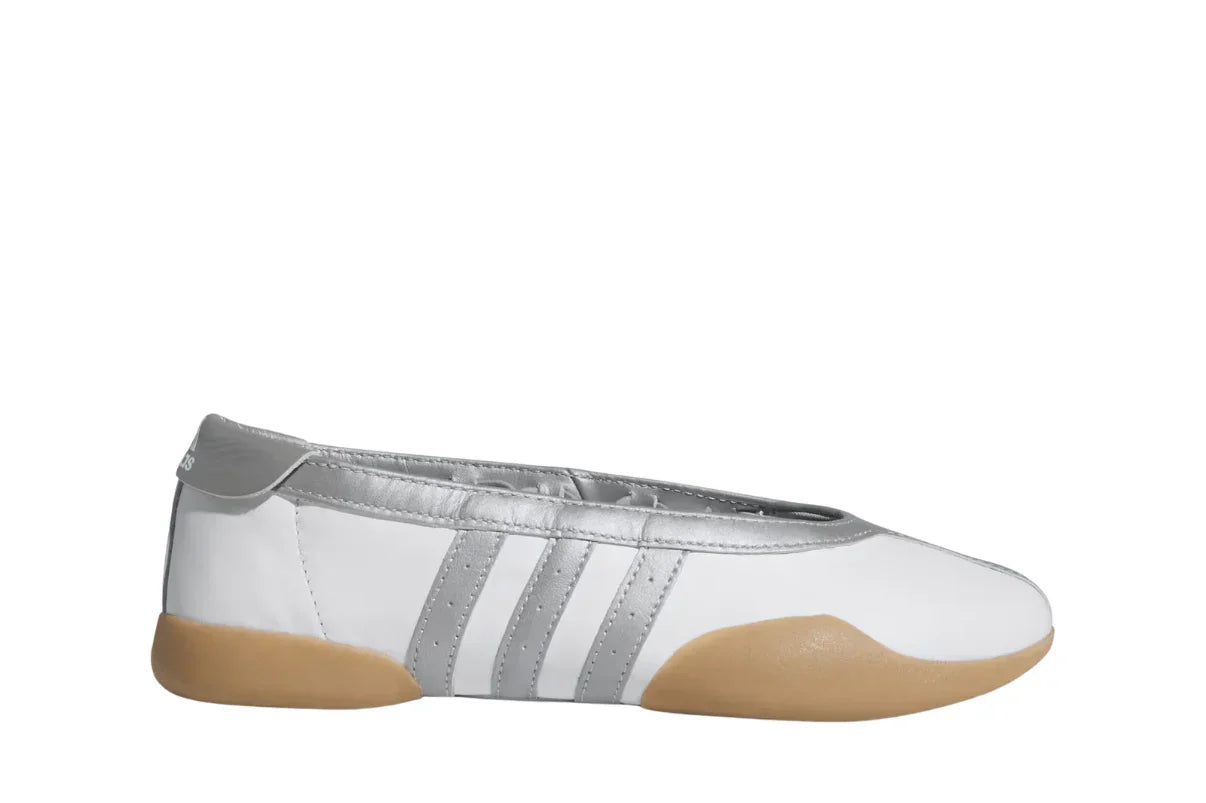 Tênis Adidas Taekwondo Mei Ballet Branco e Prata vista lateral