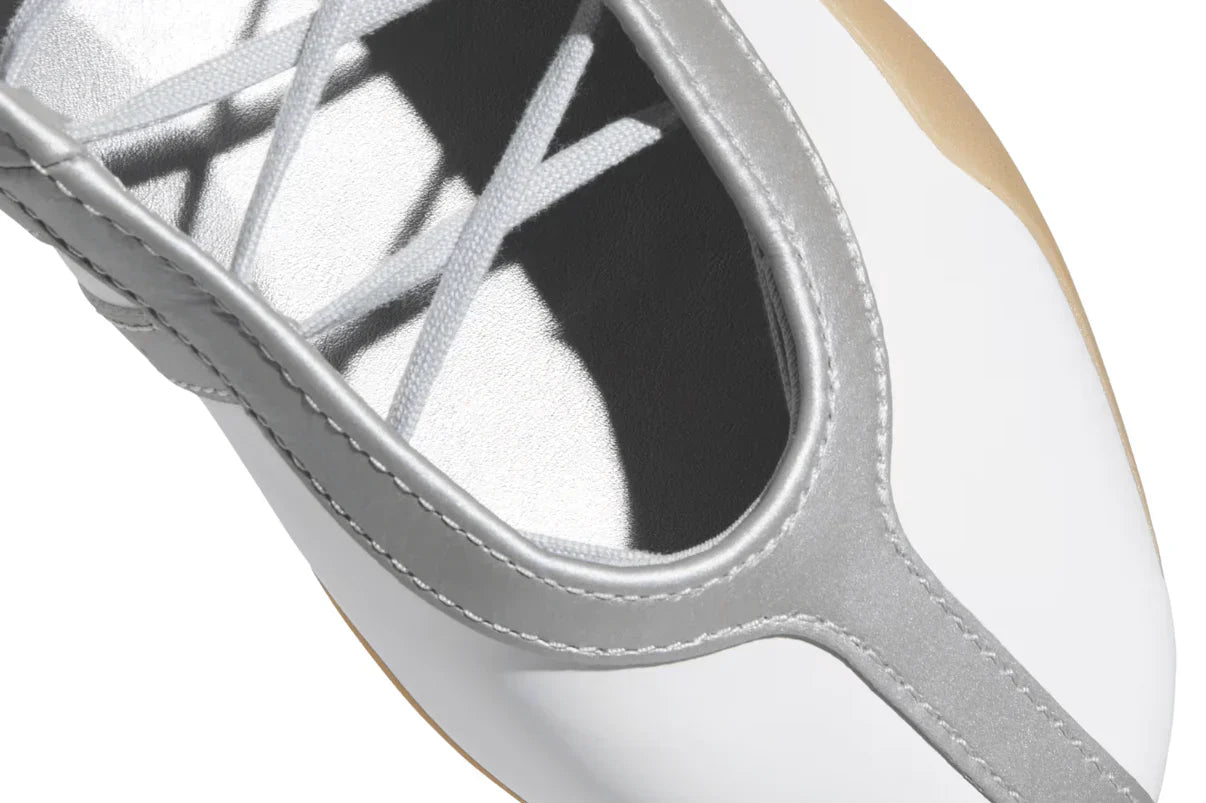 Tênis Adidas Taekwondo Mei Ballet Branco e Prata detalhe frontal