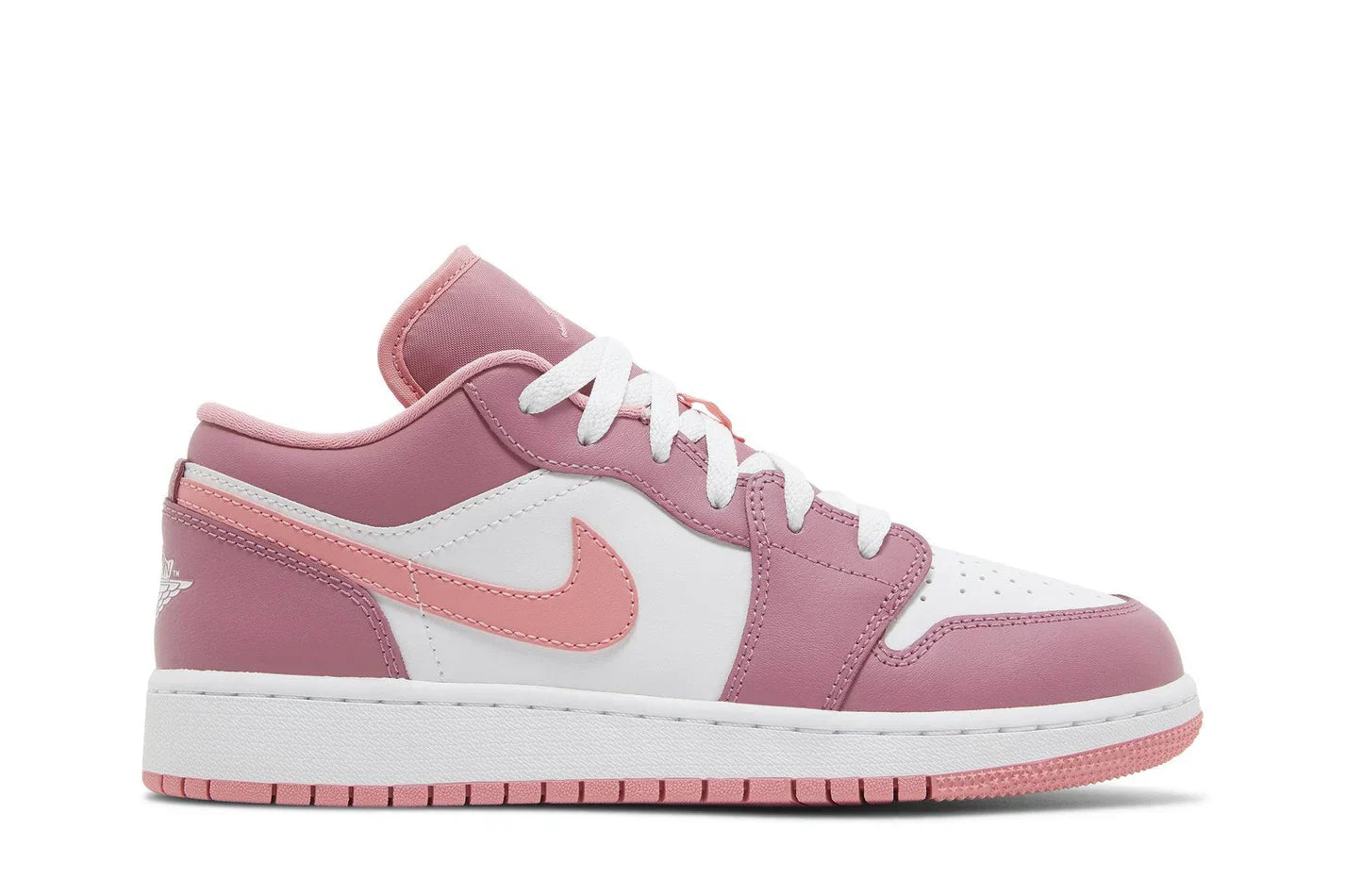 Tênis Air Jordan 1 Low GS Desert Berry Rosa vista lateral