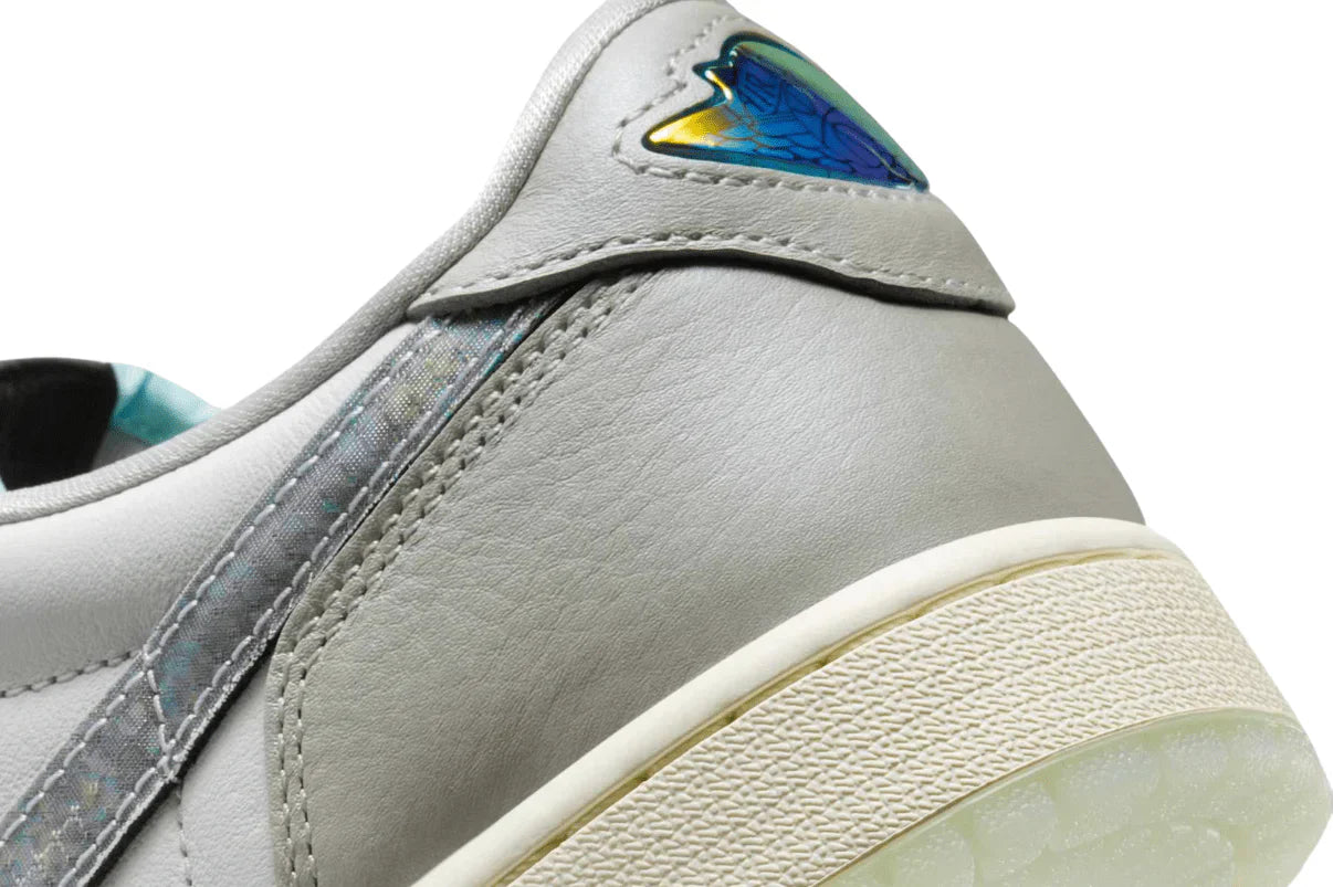 Tênis Air Jordan 1 Low Lunar New Year Photon Dust Cinza detalhe do acabamento