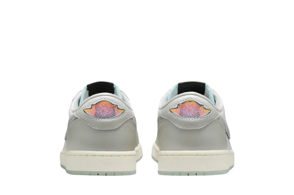 Tênis Air Jordan 1 Low Lunar New Year Photon Dust Cinza detalhe lateral