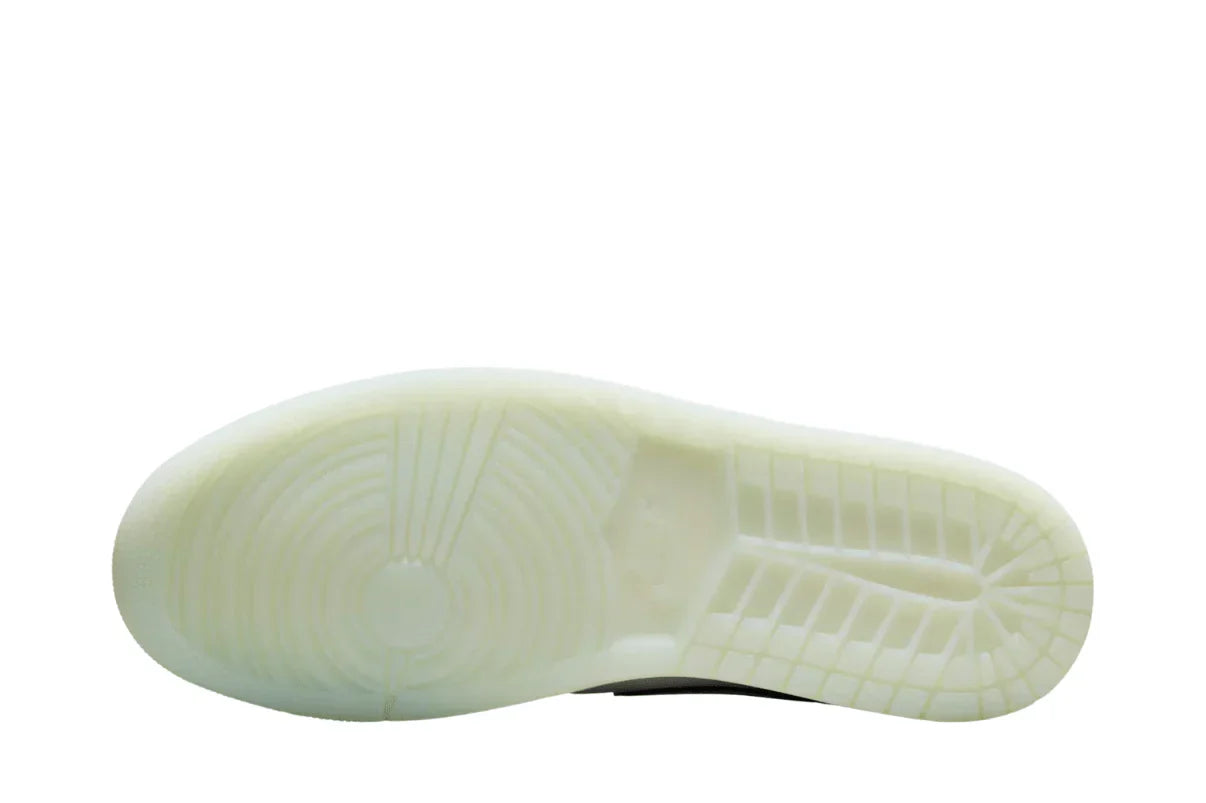 Tênis Air Jordan 1 Low Lunar New Year Photon Dust Cinza detalhe frontal