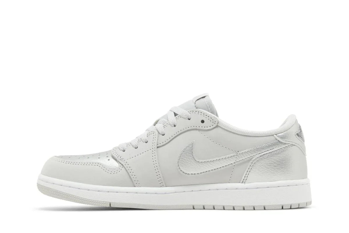 Tênis Air Jordan 1 Low Og Metallic Silver Cinza detalhe do solado