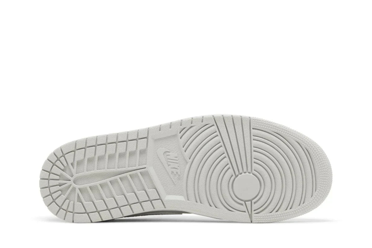 Tênis Air Jordan 1 Low Og Metallic Silver Cinza vista traseira