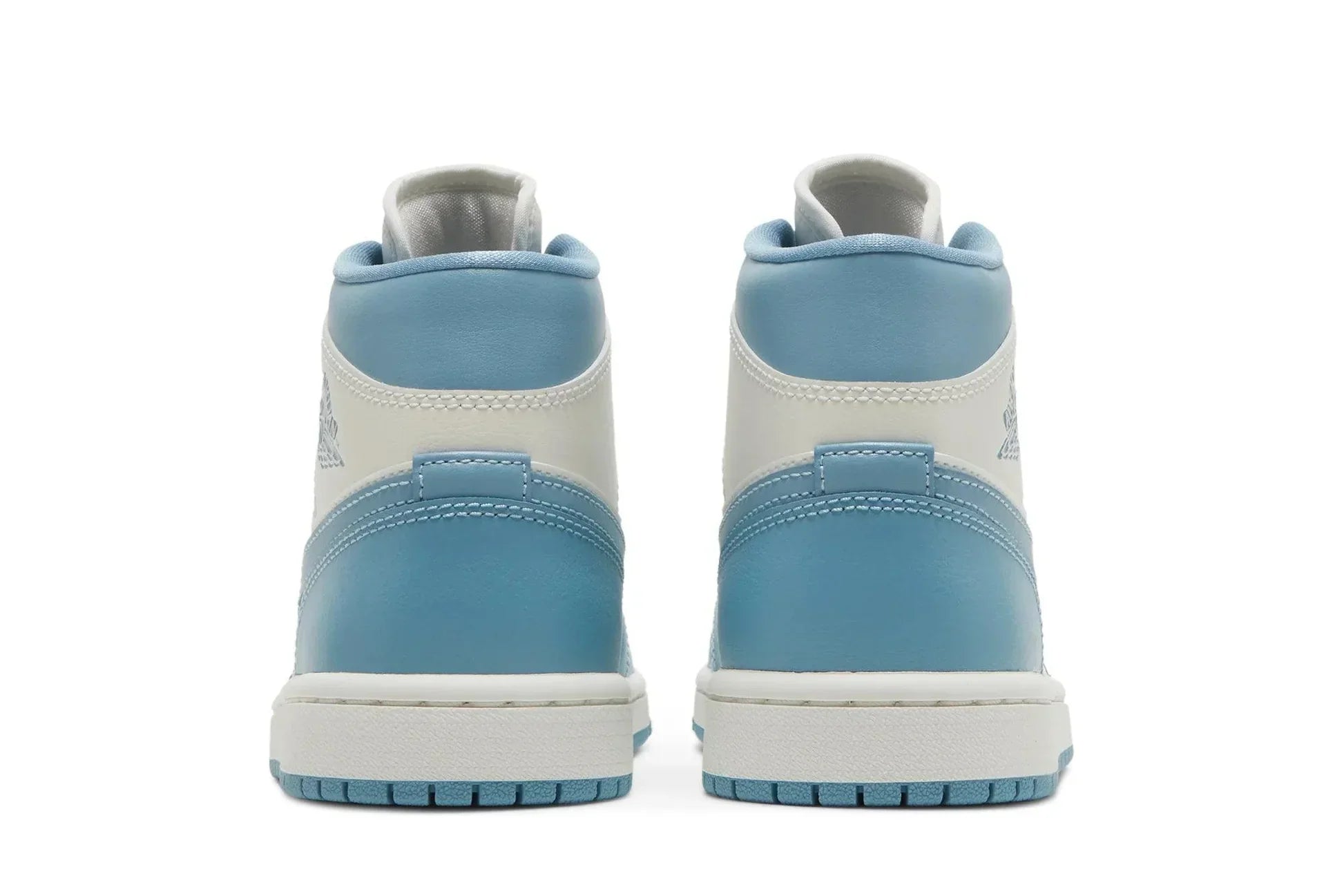 Tênis Air Jordan 1 Mid University Blue (UNC) Azul detalhe do solado