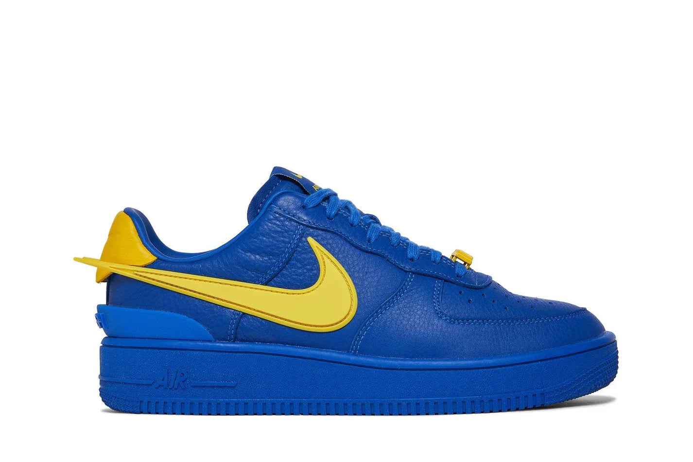 Tênis Ambush x Nike Air Force 1 Low Game Royal and Vivid Sulphur Azul vista lateral