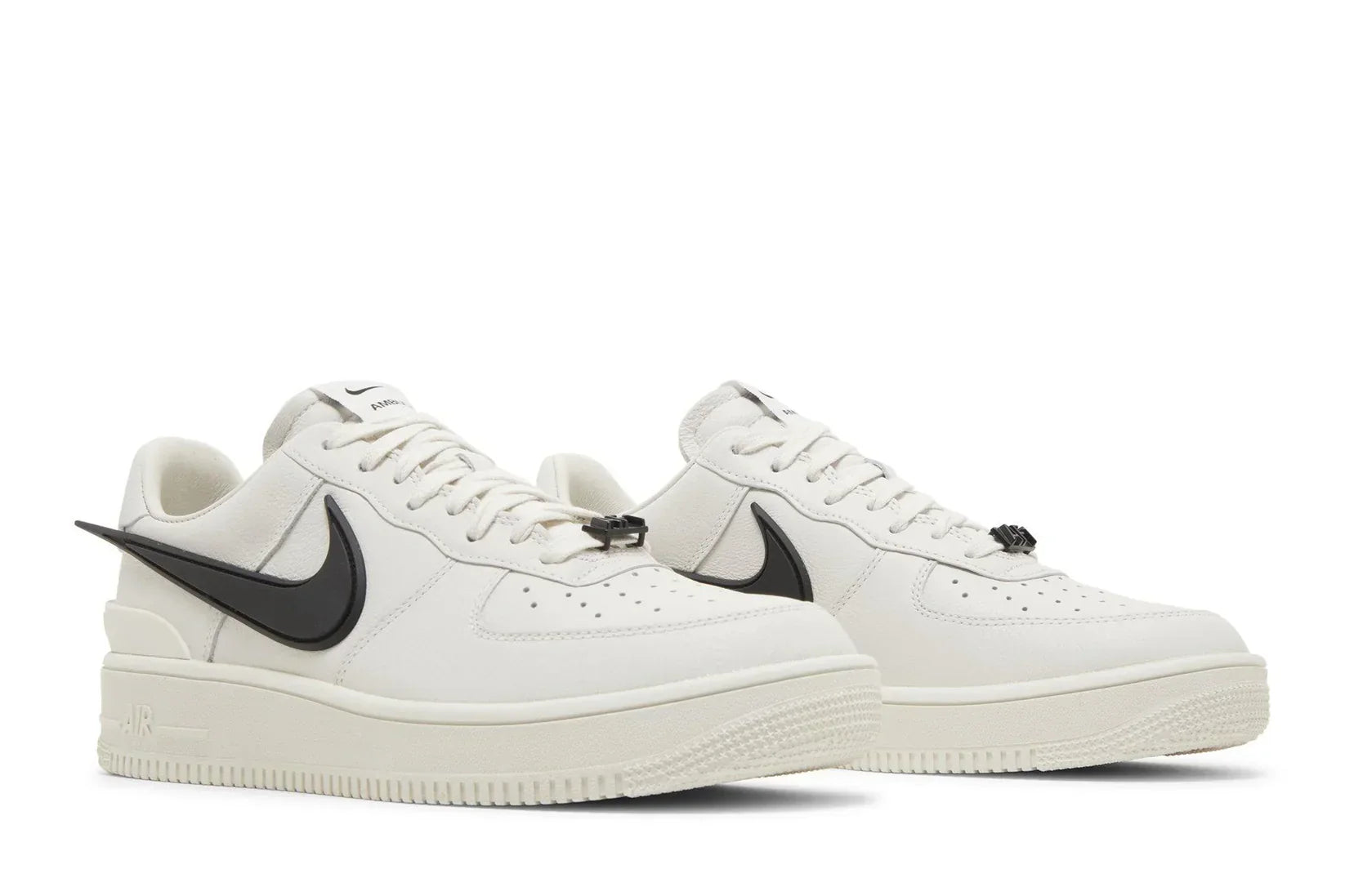 Tênis Ambush x Nike Air Force 1 Low Phantom Branco detalhe lateral