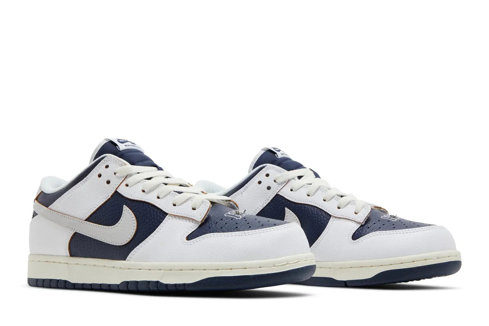 Tênis HUF x Nike SB Dunk Low New York Branco/Azul detalhe do material