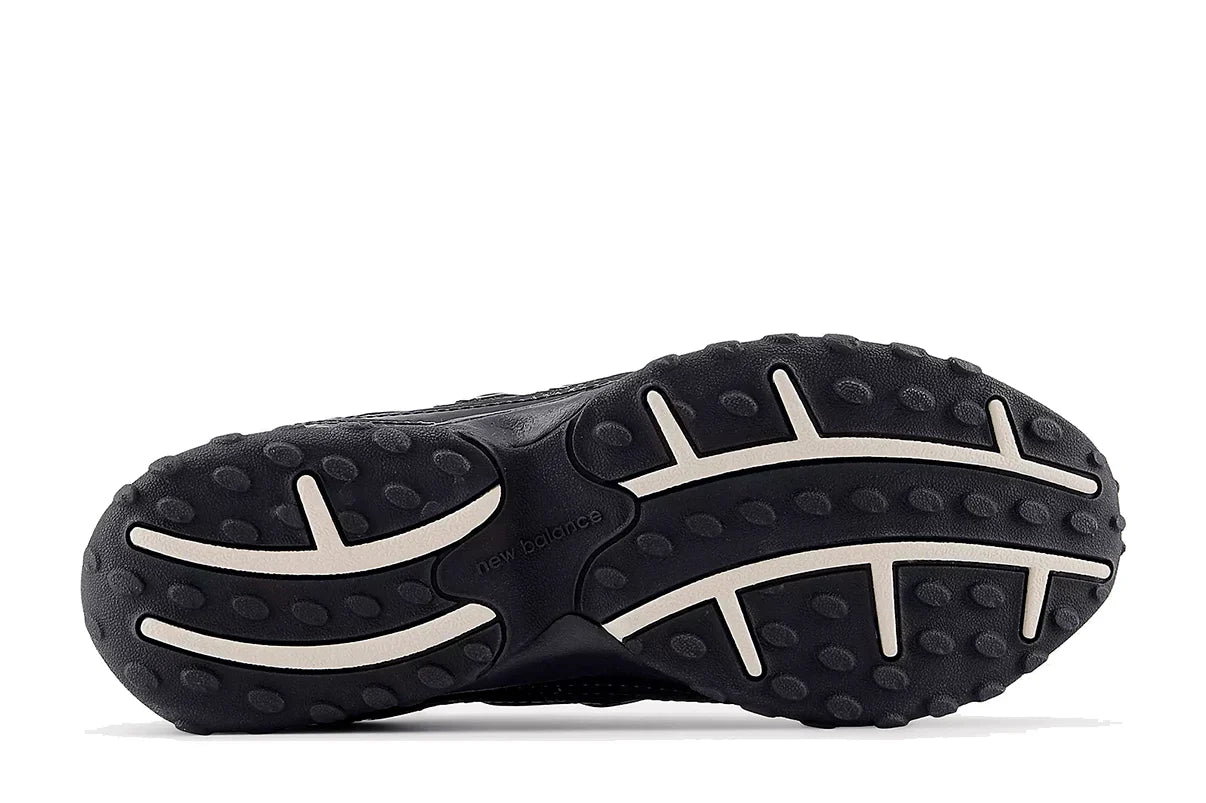 Tênis New Balance 204L Black Timberwolf Preto detalhe do material