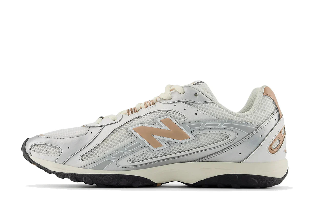 Tênis New Balance 204L Silver Metallic Flat Taupe Prateado vista traseira