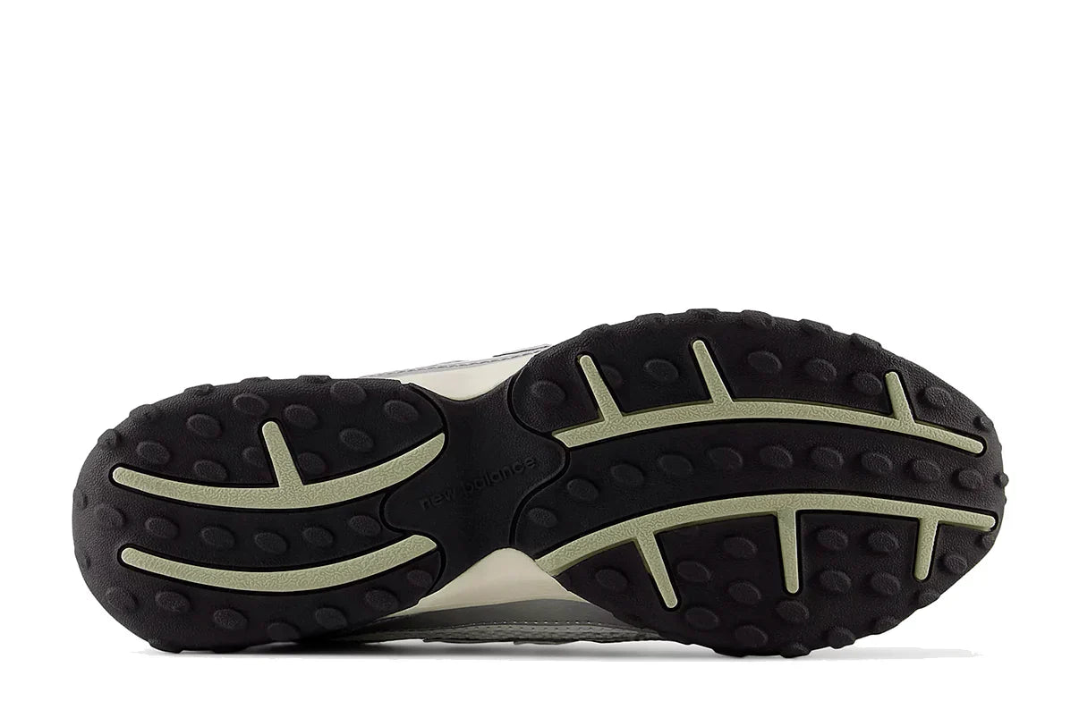 Tênis New Balance 204L Silver Metallic Sage Green Prateado detalhe do material
