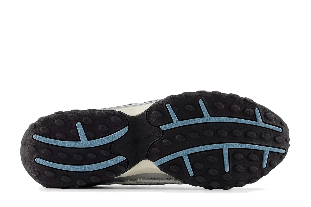 Tênis New Balance 204L Silver Metallic Sky Prateado detalhe do solado