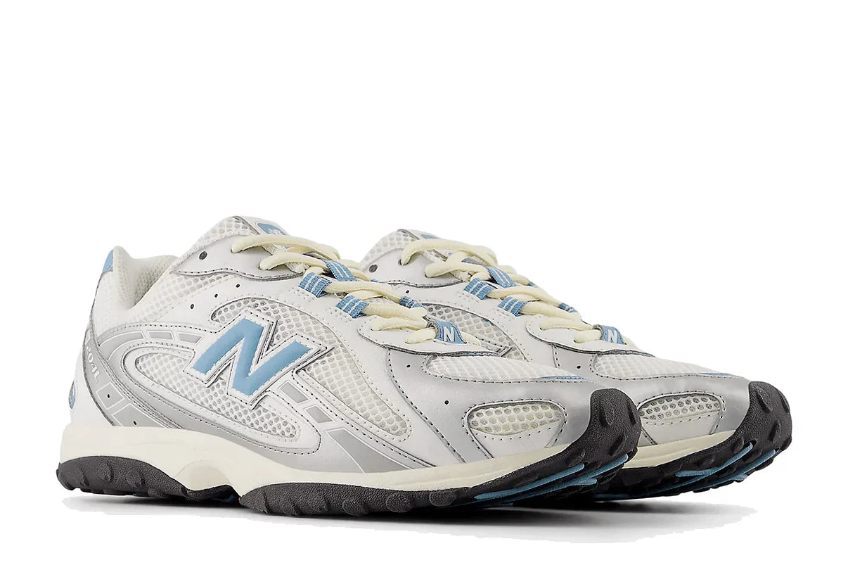 Tênis New Balance 204L Silver Metallic Sky Prateado detalhe do material