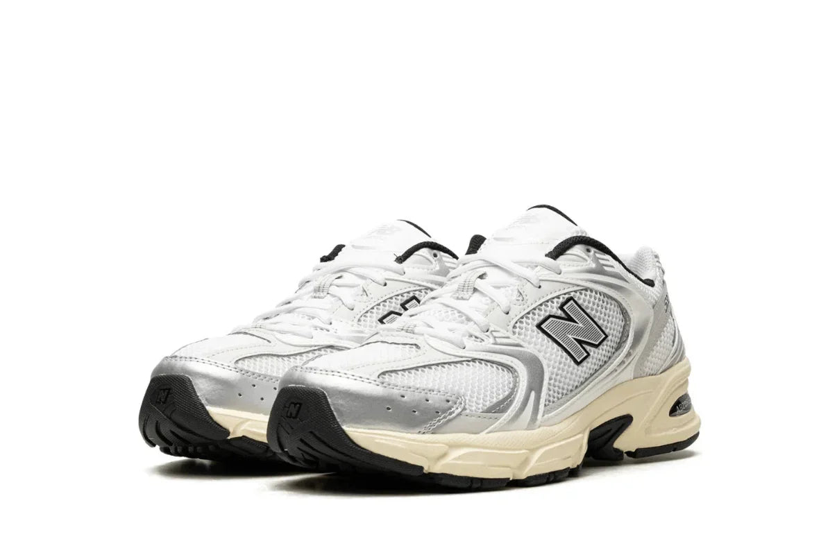 Tênis New Balance 530 Silver Cream Prateado detalhe lateral