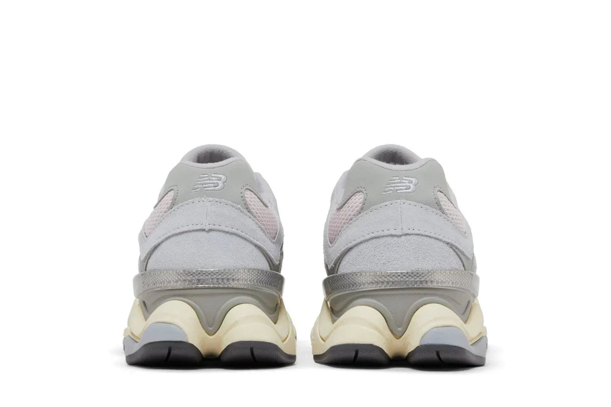 Tênis New Balance 9060 Pink Granite Silver Metallic Silver Cinza detalhe do solado