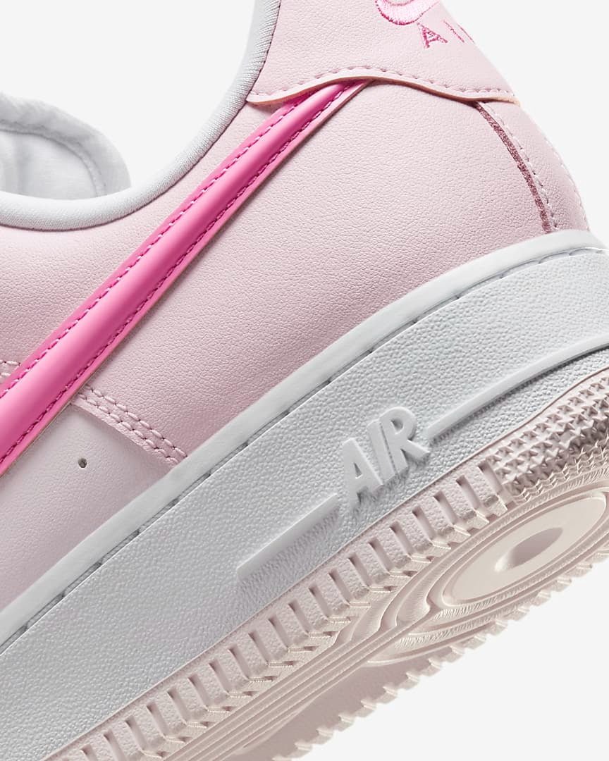 Tênis Nike Air Force 1 07 Lx Paw Print Rosa detalhe lateral