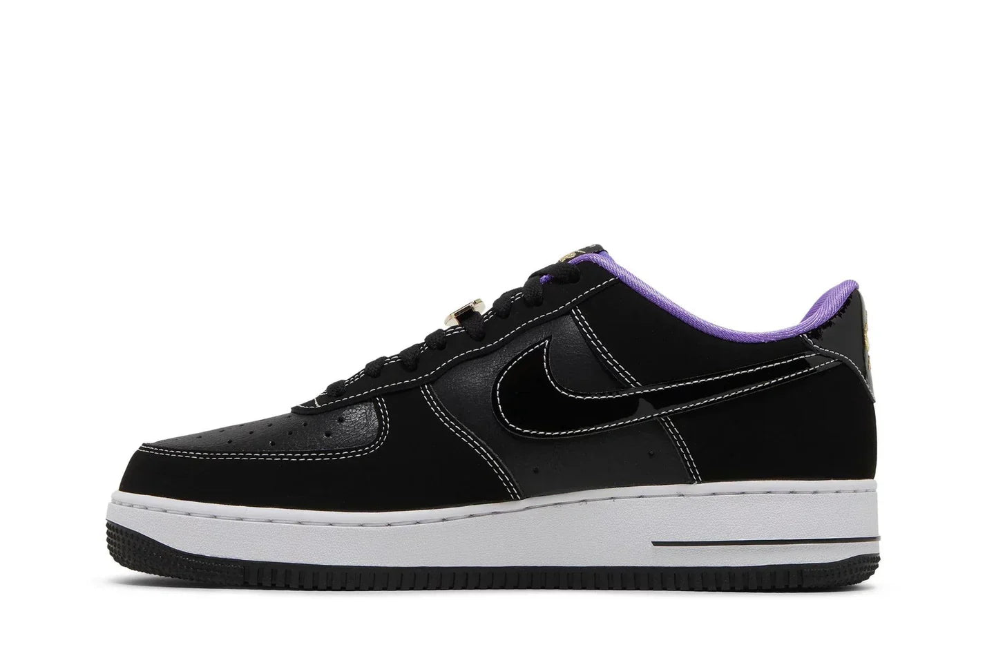 Tênis Nike Air Force 1 Low World Champ Lakers Preto detalhe lateral