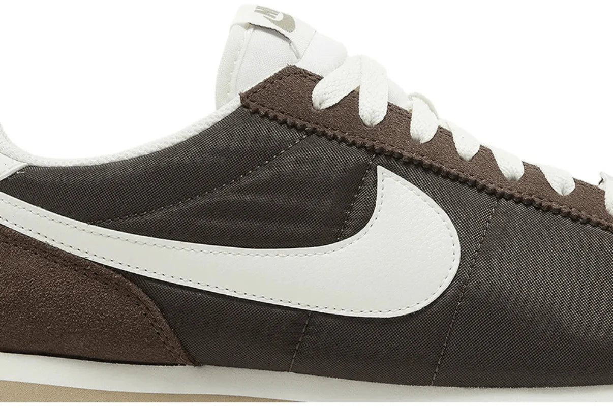 Tênis Nike Cortez Baroque Brown Marrom detalhe lateral