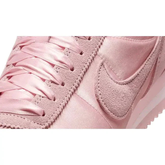 Tênis Nike Cortez Satin Pack Soft Pink Rosa detalhe lateral