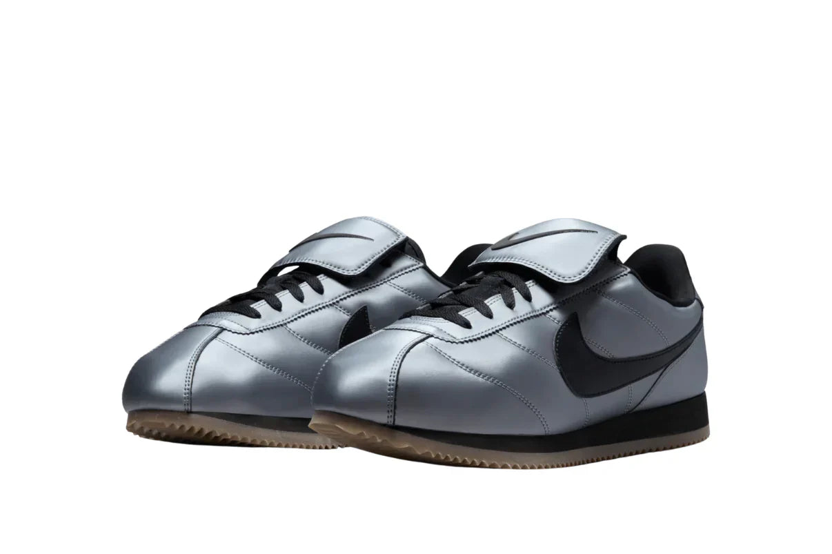 Tênis Nike Cortez SE Tiempo Pack Metallic Cool Grey Cinza detalhe do material