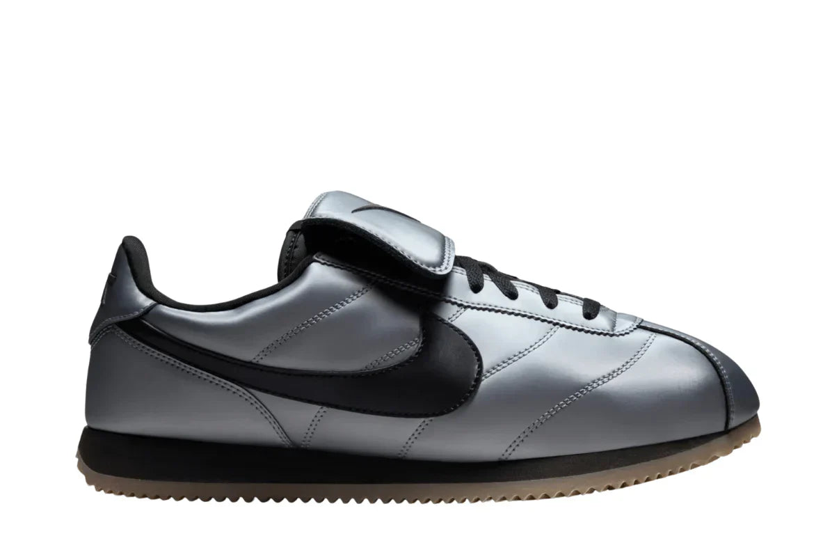 Tênis Nike Cortez SE Tiempo Pack Metallic Cool Grey Cinza vista lateral